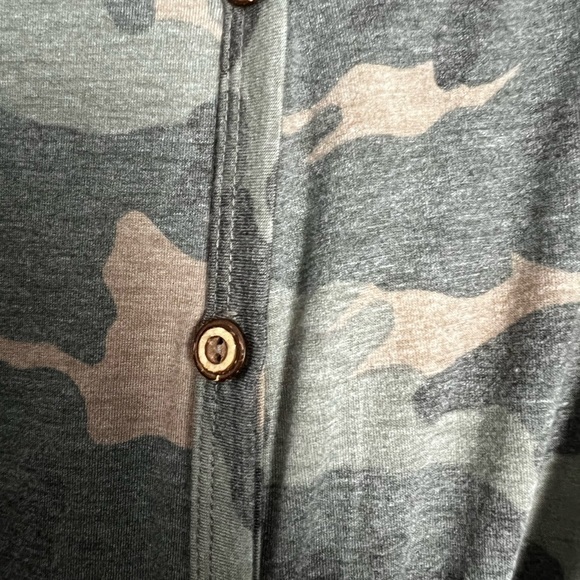 Womens camo Vneck tank‎ - Picture 5 of 5